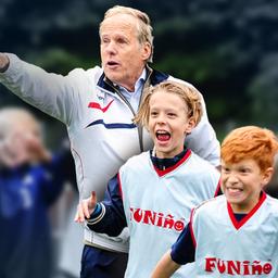 Horst Wein beim Training mit Kindern im Jahr 2015