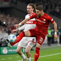 Zweikampf zwischen Jan Elvedi vom 1. FC Kaiserslautern und Nick Woltemade vom VfB Stuttgart