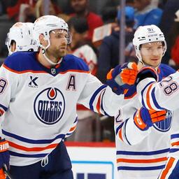 Leon Draisaitl jubelt mit den Oilers-Teamkollegen im Spiel gegen Detroit