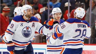 Leon Draisaitl jubelt mit den Oilers-Teamkollegen im Spiel gegen Detroit