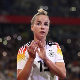 Deutschlands Giulia Gwinn applaudiert den deutschen Fans nach ihrer Auswechslung