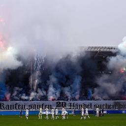 KSC-Fans zünden Pyrotechnik auf der Südtribüne