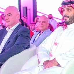 Gianni Infantino neben Kronprinz Mohammed bin Salman (r.) und Sportminister Prinz Abdul Aziz bin Turki Al-Faisal