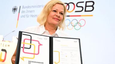 Archivbild: Bundesinnenministerin Nancy Faeser (SPD), hält nach einer Pressekonferenz eine Grundlagenvereinbarung für einen neuerlichen Anlauf für Olympia in Deutschland in den Händen. am 02.08.2024. (Quelle: dpa/Marijan Murat)