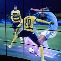 Eine Szene aus einem Champions-League-Spiel auf einerm großen Monitor