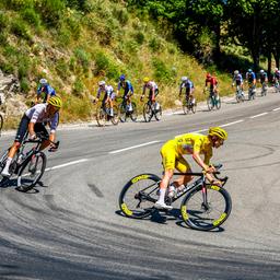 Das Fahrerfeld während der 20. Etappe der Tour de France 2024