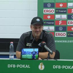 Lukasz Kwasniok, Trainer des SC Paderborn, auf der Pressekonferenz vor dem Pokalspiel gegen Werder Bremen