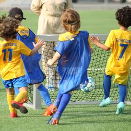 Kinder beim Fußballspielen