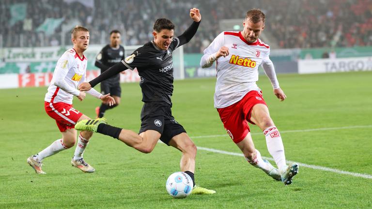 Marco Meyerhöfer (M) von Greuther Fürth und Eric Hottmann (r) von Jahn Regensburg in Aktion