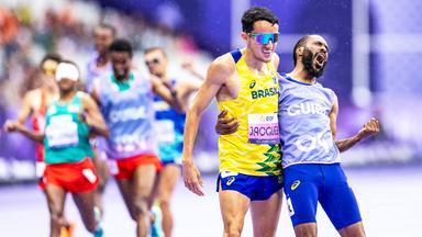 Der brasilianische Para-Leichtathlet Yeltsin Jacques und sein Guide bejubeln Gold über 1500m (in Weltrekordzeit)