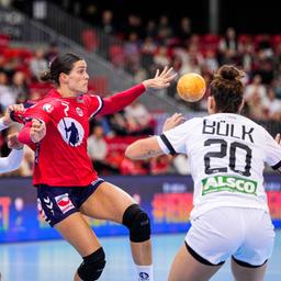 Die Handball-Nationalspielerinnen Julia Behnke (l) und Emily Bölk (r) in der Verteidigung