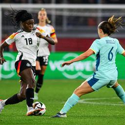 Deutschlands Nicole Anyomi am Ball im Freundschaftsspiel gegen Australien