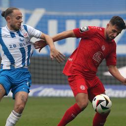 Rostocks Adrien Lebeau (l.) im Duell mit Essens Ahmet Arslan.