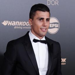 Manchester Citys Rodri auf dem Roten Teppich vor der Verleihung des Ballon dÒrs