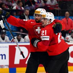 Die Schweizer Nino Niederreiter, Roman Josi und Kevin Fiala bejubeln den Finaleinzug