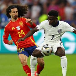 Zweikampf zwischen Spaniens Marc Cucurella und Englands Bukayo Saka