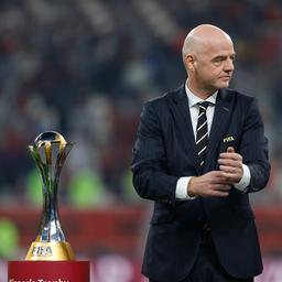 FIFA-Präsident Gianni Infantino 2019 mit der Trophäe für die Klub-WM