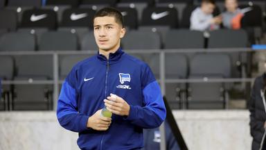 Herthaspieler Ibrahim Maza steht am Spielfeldrand im Olympiastadion (Imago Images/Metodi Popow)