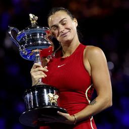 Aryna Sabalenka mit dem Pokal der Australian Open