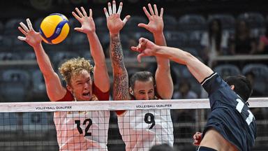 Deutschlands Volleyballer Anton Brehme (l.) und Georg Grozer (r.) in Aktion.