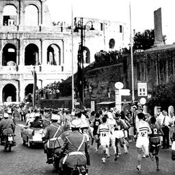 Marathonläufer vor dem Colosseum in Rom bei den Olympischen Spielen 1960