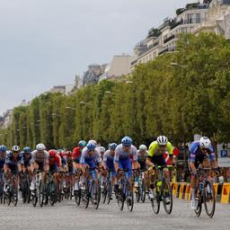 Das Peleton der Tour de France auf der Champs-Elysees