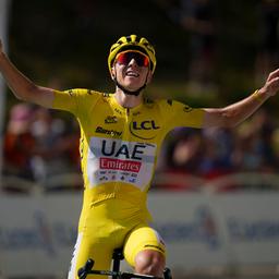 Tadej Pogacar jubelt nach der 15. Etappe der Tour de France