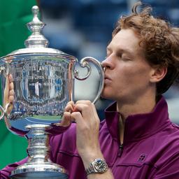 Der Italiener Jannik Sinner mit der Trophäe der US-Open