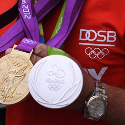 Medaillen von den Olympischen Spielen 2016 in Rio de Janeiro vor einem T-Shirt mit DOSB-Aufdruck