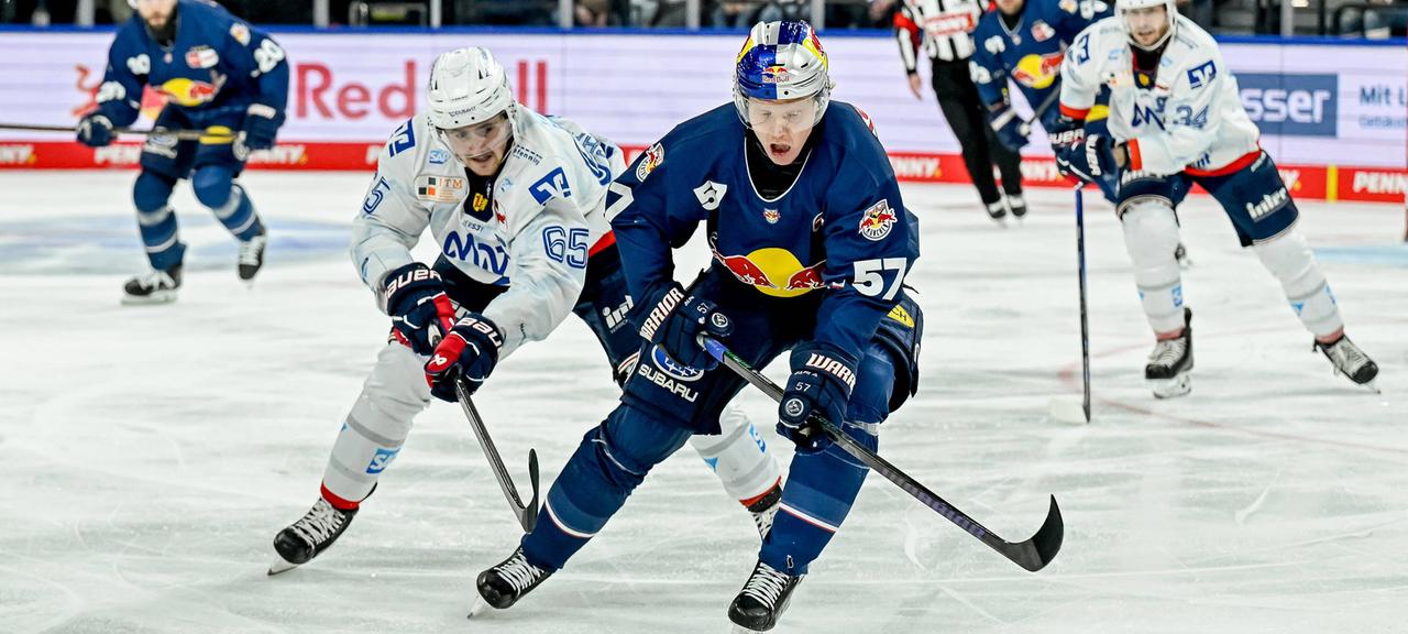 Emil Johansson (EHC Red Bull München) im Zweikampf mit Marc Michaelis (Adler Mannheim)