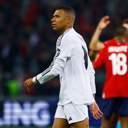 Kylian Mbappe von Real Madrid reagiert enttäuscht, dahinter jubelt Lille