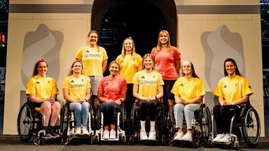 Die deutschen Rollstuhlbasketballerinnen bei der Paralympics-Einkleidung