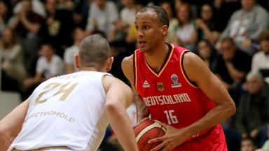 Deutschlands Louis Olinde am Ball gegen Bulgariens Georgi Boyanov