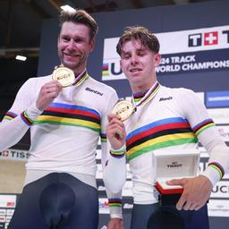 Roger Kluge und Tim Teutenberg mit ihrer Goldmedaille