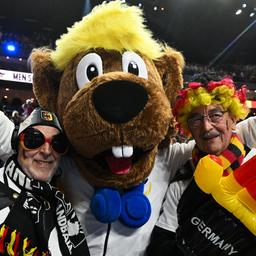 Maskottchen "Hanniball" mit deutschen Handball-Fans