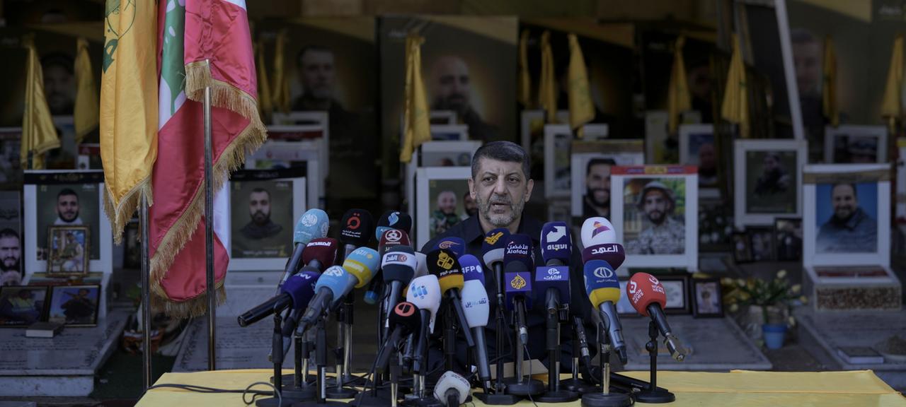 Hisbollah-Sprecher Mohammed Afif bei einer Pressekonferenz.