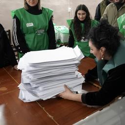 Mitglieder einer Wahlkommission bereiten sich auf die Auszählung der Stimmzettel in einem Wahllokal in Tiflis vor (Bild vom 26.10.2024)