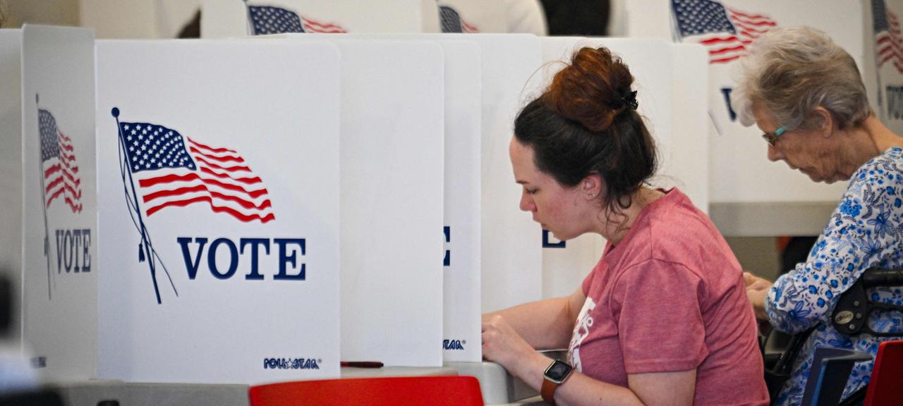 Wähler füllen ihre Wahlzettel in einem Wahllokal in den USA aus.