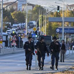 Polizisten sind vor dem Gelände des Unternehmens der Türkischen Luft- und Raumfahrt nahe der türkischen Hauptstadt im Einsatz.