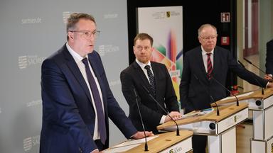 Alexander Schweitzer, Michael Kretschmer und Stephan Weil auf der Pressekonferenz nach der Ministerpräsidentenkonferenz