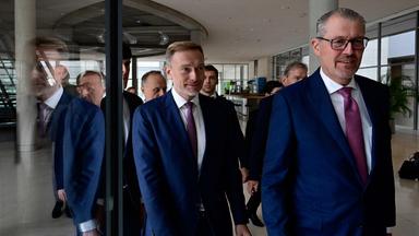 Christian Lindner (Mitte) und Rainer Dulger (rechts) auf dem Weg zu ihren Statements im Bundestag