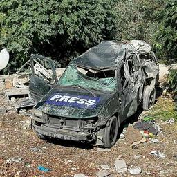 Ein durch einen israelischen Angriff in der libanesischen Ortschaft Hasbaya zerstörtes Auto mit einem Presseschild auf der Motorhaube.