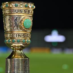 Die DFB-Pokal-Trophäe ist in einem Fußballstadion aufgestellt