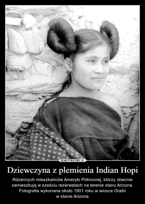 Dziewczyna z plemienia Indian Hopi – Rdzennych mieszkańców Ameryki Północnej, którzy obecnie zamieszkują w sześciu rezerwatach na terenie stanu Arizona. Fotografia wykonana około 1901 roku w wiosce Oraibiw stanie Arizona 