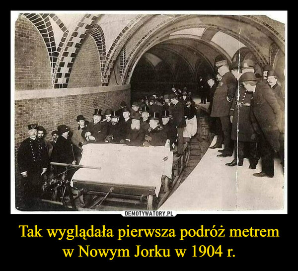 Tak wyglądała pierwsza podróż metrem w Nowym Jorku w 1904 r. –  