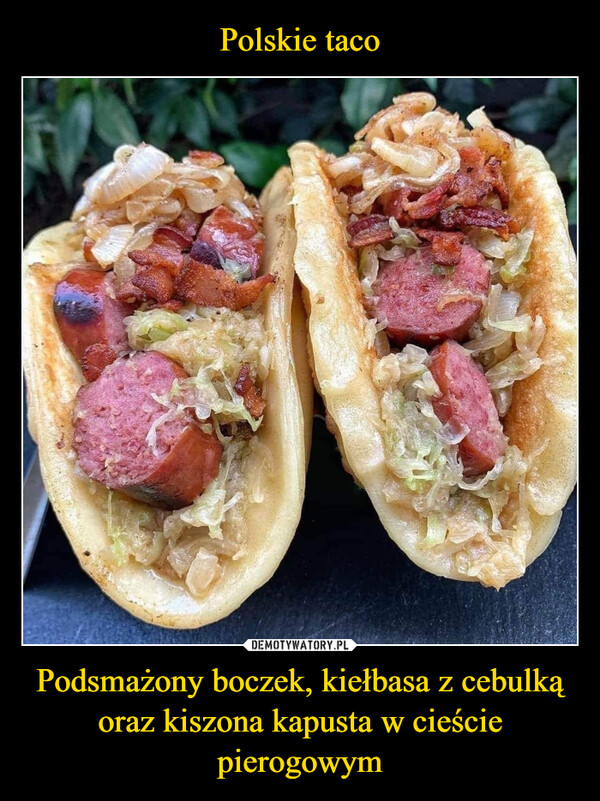 Podsmażony boczek, kiełbasa z cebulką oraz kiszona kapusta w cieście pierogowym –  