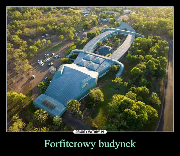 Forfiterowy budynek –  