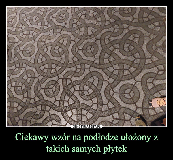 Ciekawy wzór na podłodze ułożony z takich samych płytek –  