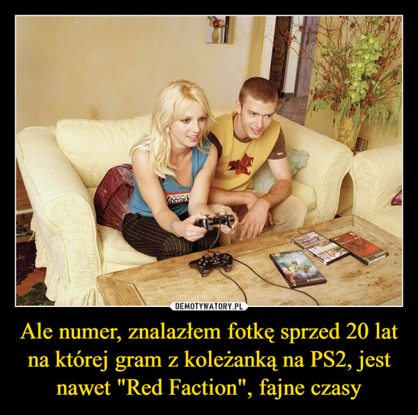 Ale numer, znalazłem fotkę sprzed 20 lat na której gram z koleżanką na PS2, jest nawet "Red Faction", fajne czasy –  