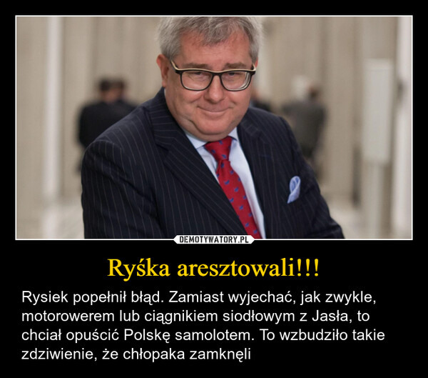 Ryśka aresztowali!!! – Rysiek popełnił błąd. Zamiast wyjechać, jak zwykle, motorowerem lub ciągnikiem siodłowym z Jasła, to chciał opuścić Polskę samolotem. To wzbudziło takie zdziwienie, że chłopaka zamknęli 